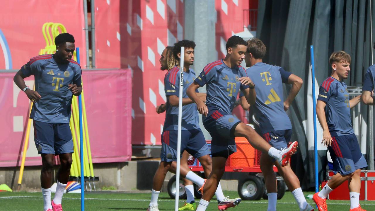 Alphonso Davies, Sacha Boey, Nathaniel Brown, Jamal Musiala, Tom Bischof und Lennart Karl beim Bayern-Training.