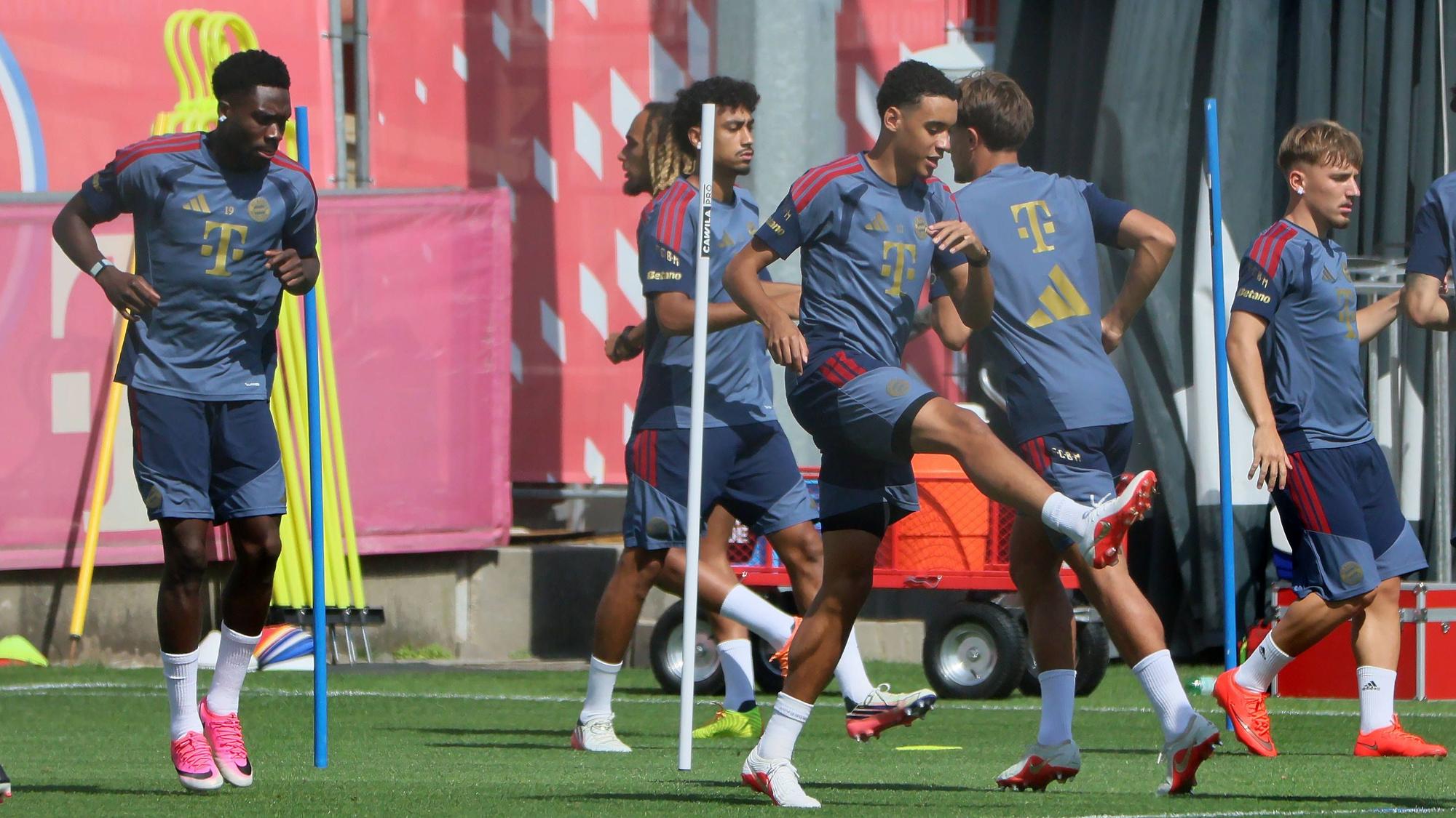 Alphonso Davies, Sacha Boey, Nathaniel Brown, Jamal Musiala, Tom Bischof und Lennart Karl beim Bayern-Training.