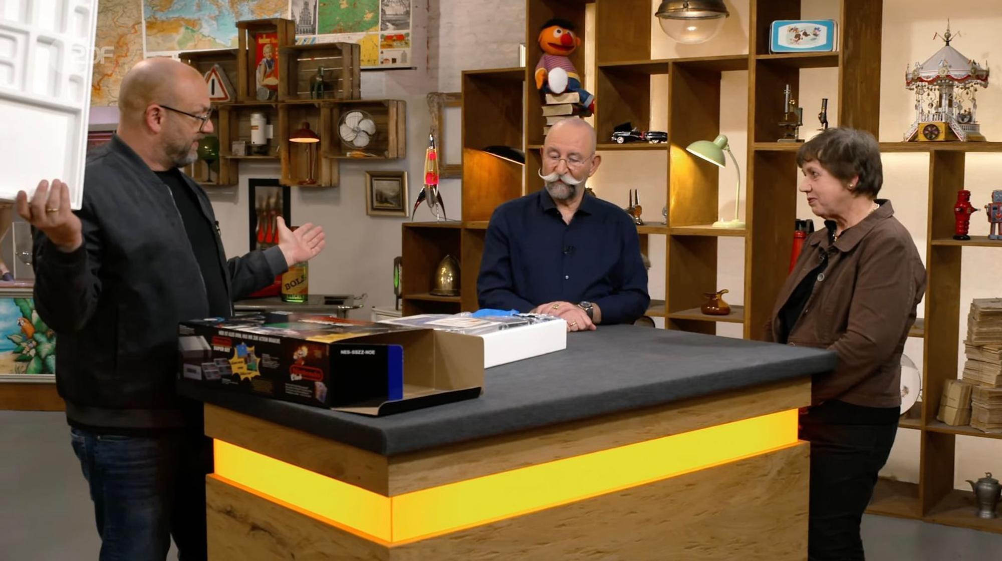 Bevor er das Spielsystem öffnete, fragte Deutschmanek sicherheitshalber: „Darf ich?“ (Bild: ZDF)