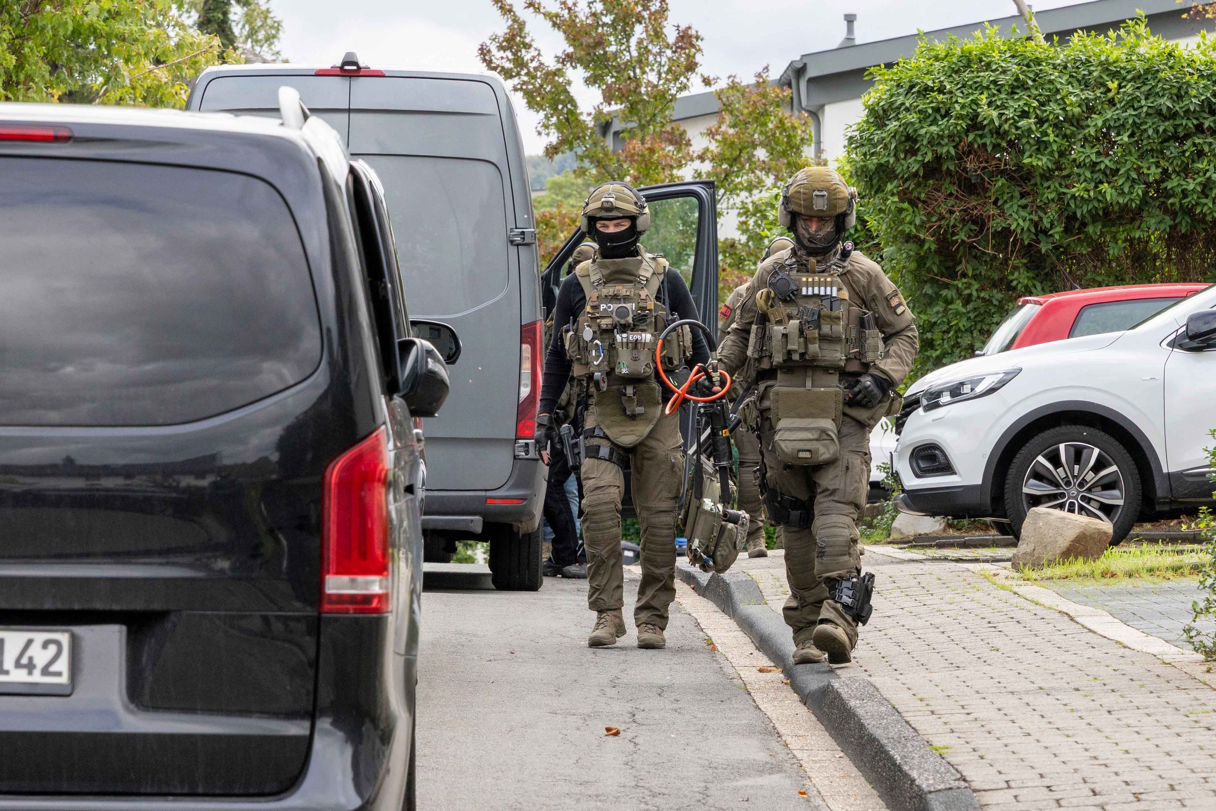 Schwer gerüstete Spezialkräfte in Gevelsberg (NRW): Die Polizei fahndet europaweit nach einem 48‑Jährigen, der Bekennerschreiben zu den Sabotageakten an Umspannwerken verfasst haben soll.