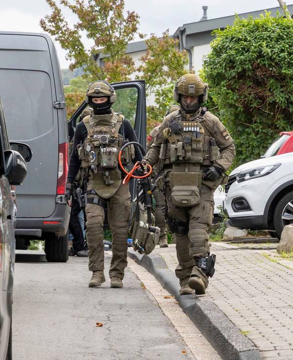 Schwer gerüstete Spezialkräfte in Gevelsberg (NRW): Die Polizei fahndet europaweit nach einem 48‑Jährigen, der Bekennerschreiben zu den Sabotageakten an Umspannwerken verfasst haben soll.