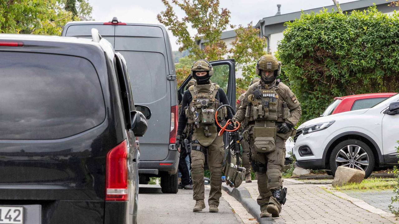 Schwer gerüstete Spezialkräfte in Gevelsberg (NRW): Die Polizei fahndet europaweit nach einem 48‑Jährigen, der Bekennerschreiben zu den Sabotageakten an Umspannwerken verfasst haben soll.