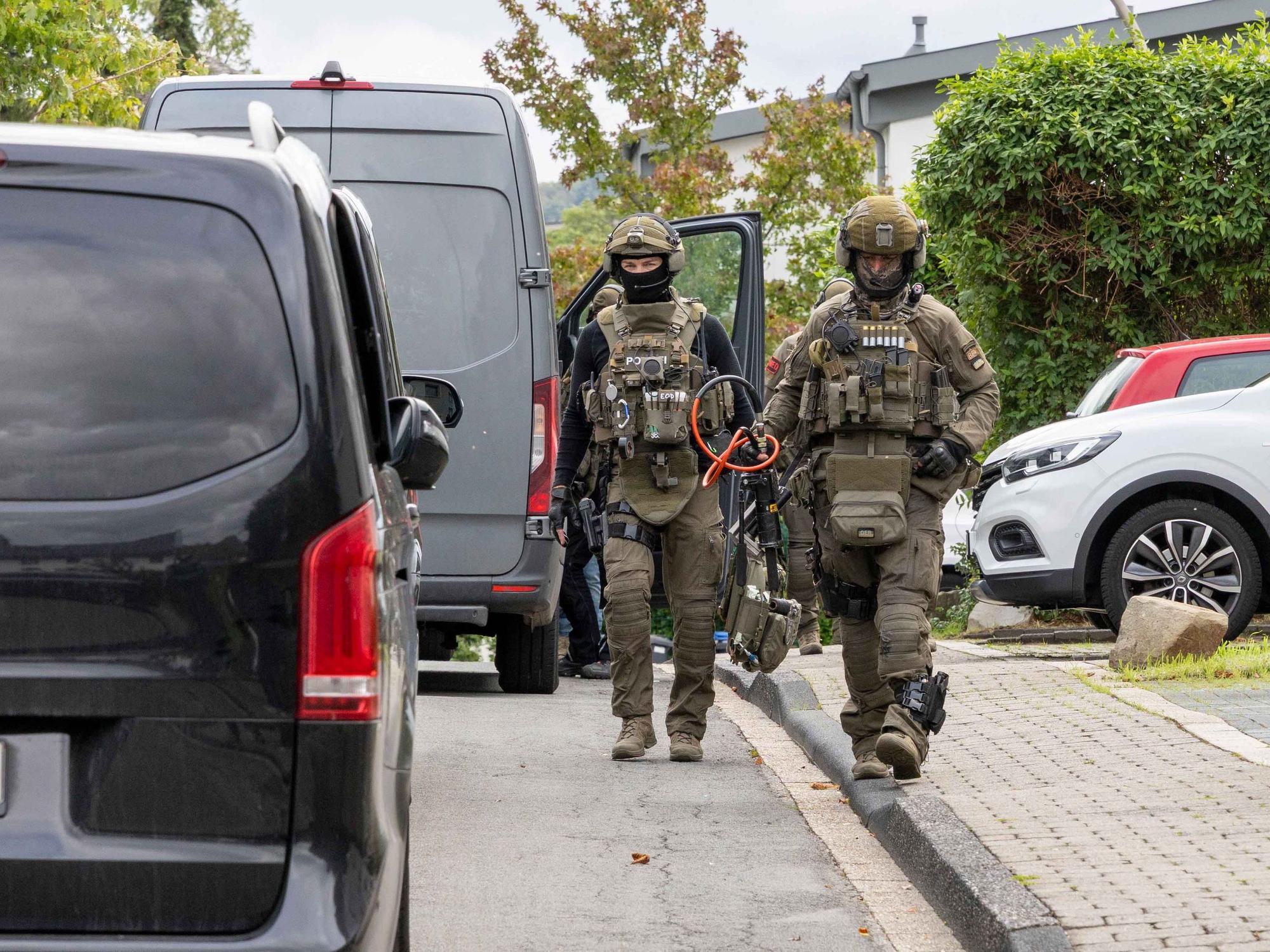 Schwer gerüstete Spezialkräfte in Gevelsberg (NRW): Die Polizei fahndet europaweit nach einem 48‑Jährigen, der Bekennerschreiben zu den Sabotageakten an Umspannwerken verfasst haben soll.