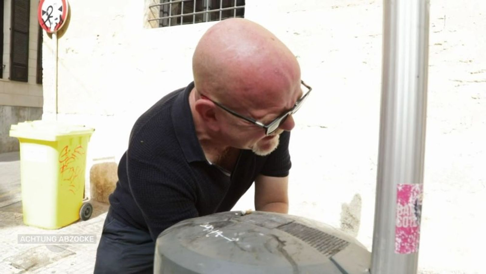 In der aktuellen Folge der Kabel Eins-Sendung „Achtung Abzocke - Urlaubsbetrügern auf der Spur“ muss Peter Giesel ordentlich im Müll wühlen. (Bild: Joyn )