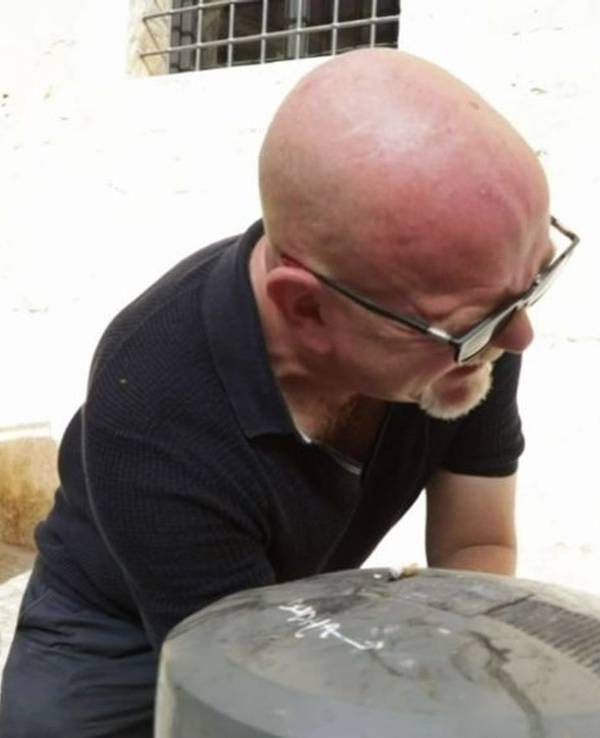 In der aktuellen Folge der Kabel Eins-Sendung „Achtung Abzocke - Urlaubsbetrügern auf der Spur“ muss Peter Giesel ordentlich im Müll wühlen. (Bild: Joyn )