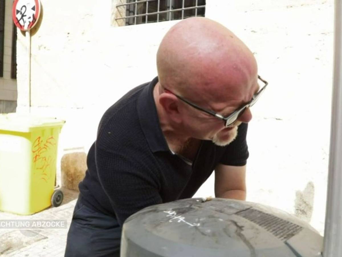 In der aktuellen Folge der Kabel Eins-Sendung „Achtung Abzocke - Urlaubsbetrügern auf der Spur“ muss Peter Giesel ordentlich im Müll wühlen. (Bild: Joyn )