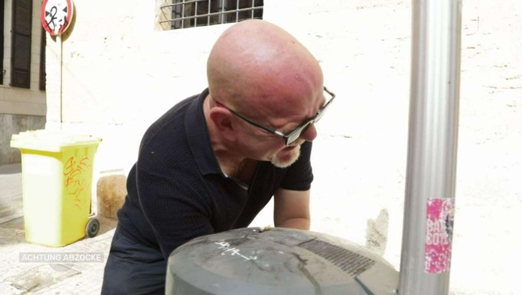 In der aktuellen Folge der Kabel Eins-Sendung „Achtung Abzocke - Urlaubsbetrügern auf der Spur“ muss Peter Giesel ordentlich im Müll wühlen. (Bild: Joyn )