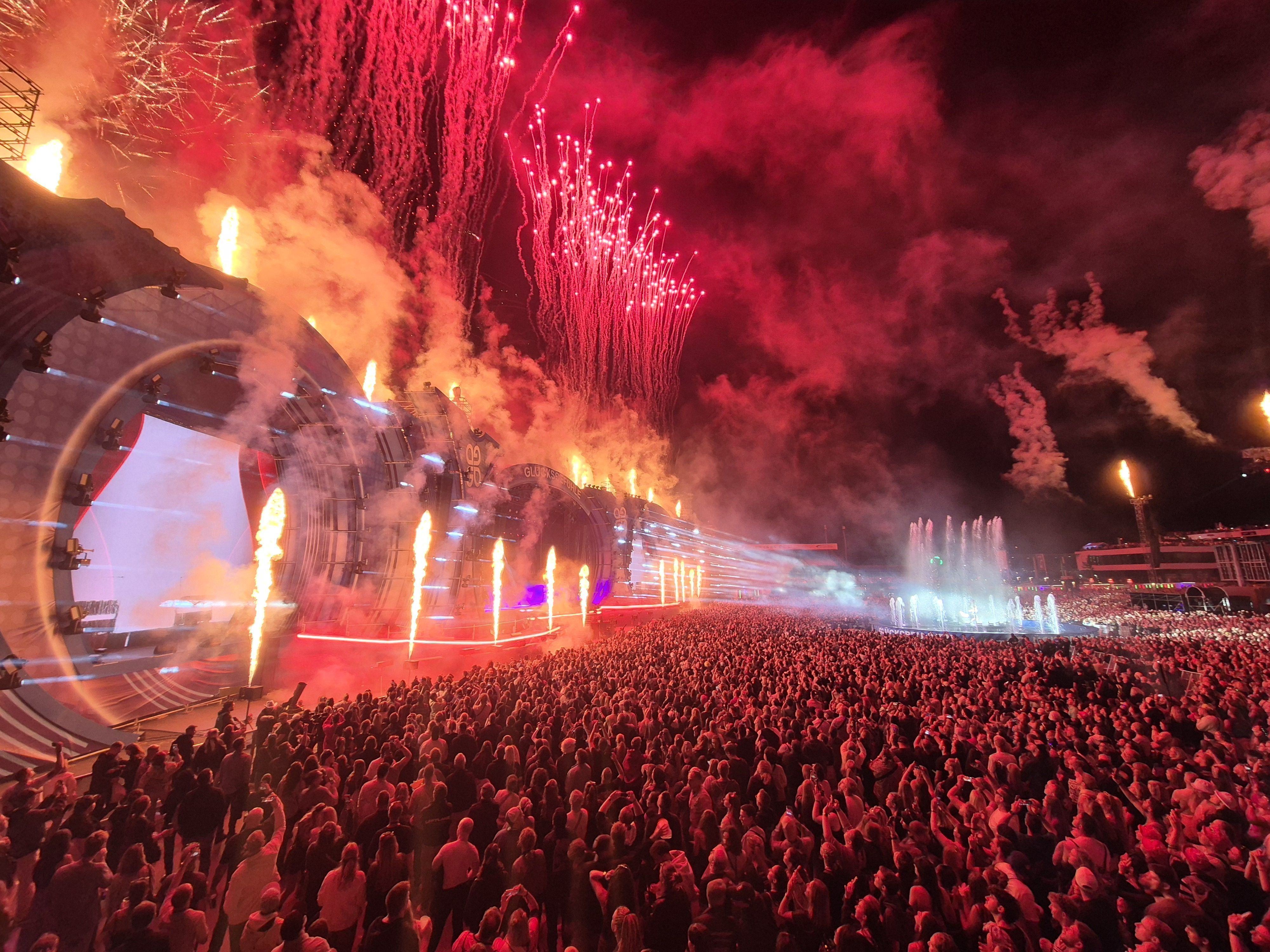 Feuerwerk und Besucher beim Abschluss des Glücksgefühle-Festivals.
