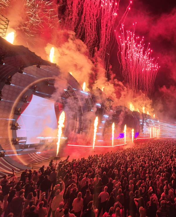 Feuerwerk und Besucher beim Abschluss des Glücksgefühle-Festivals.