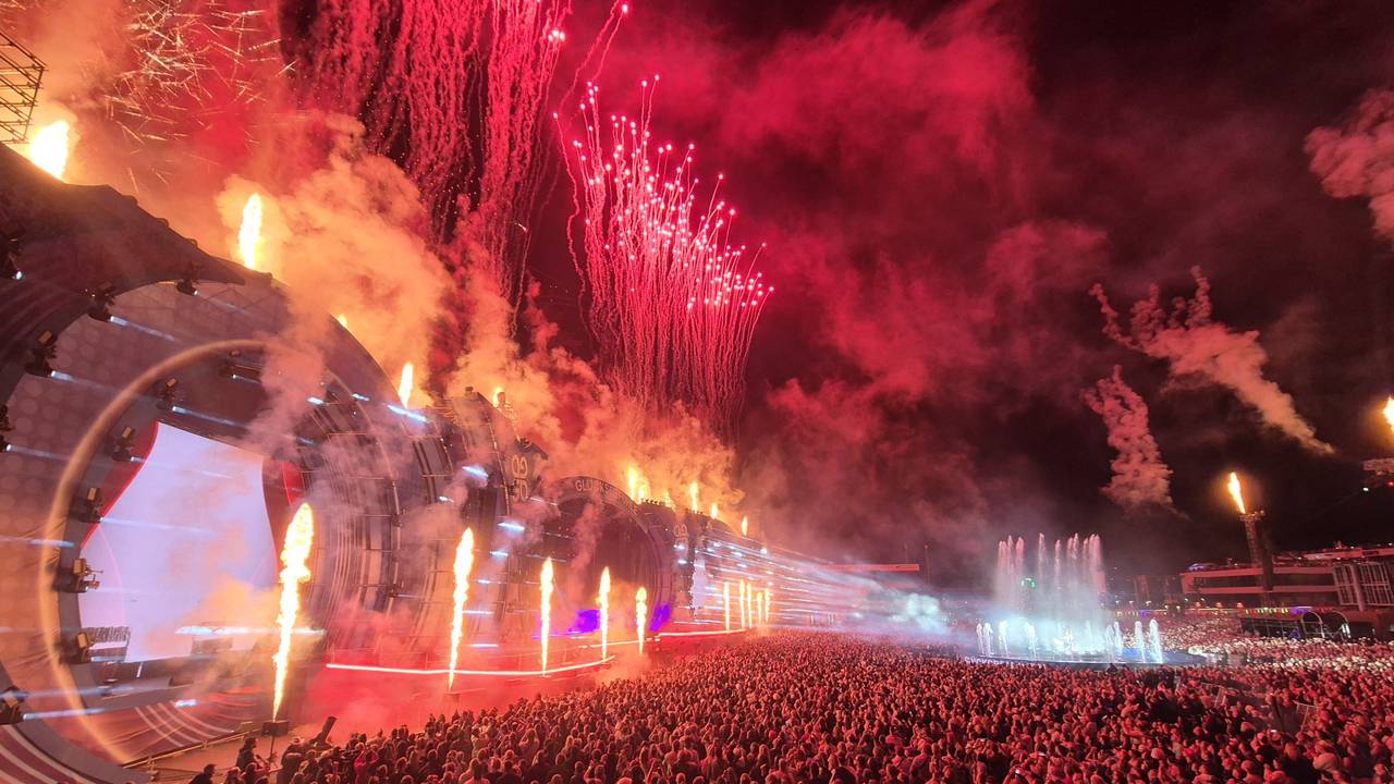 Feuerwerk und Besucher beim Abschluss des Glücksgefühle-Festivals.