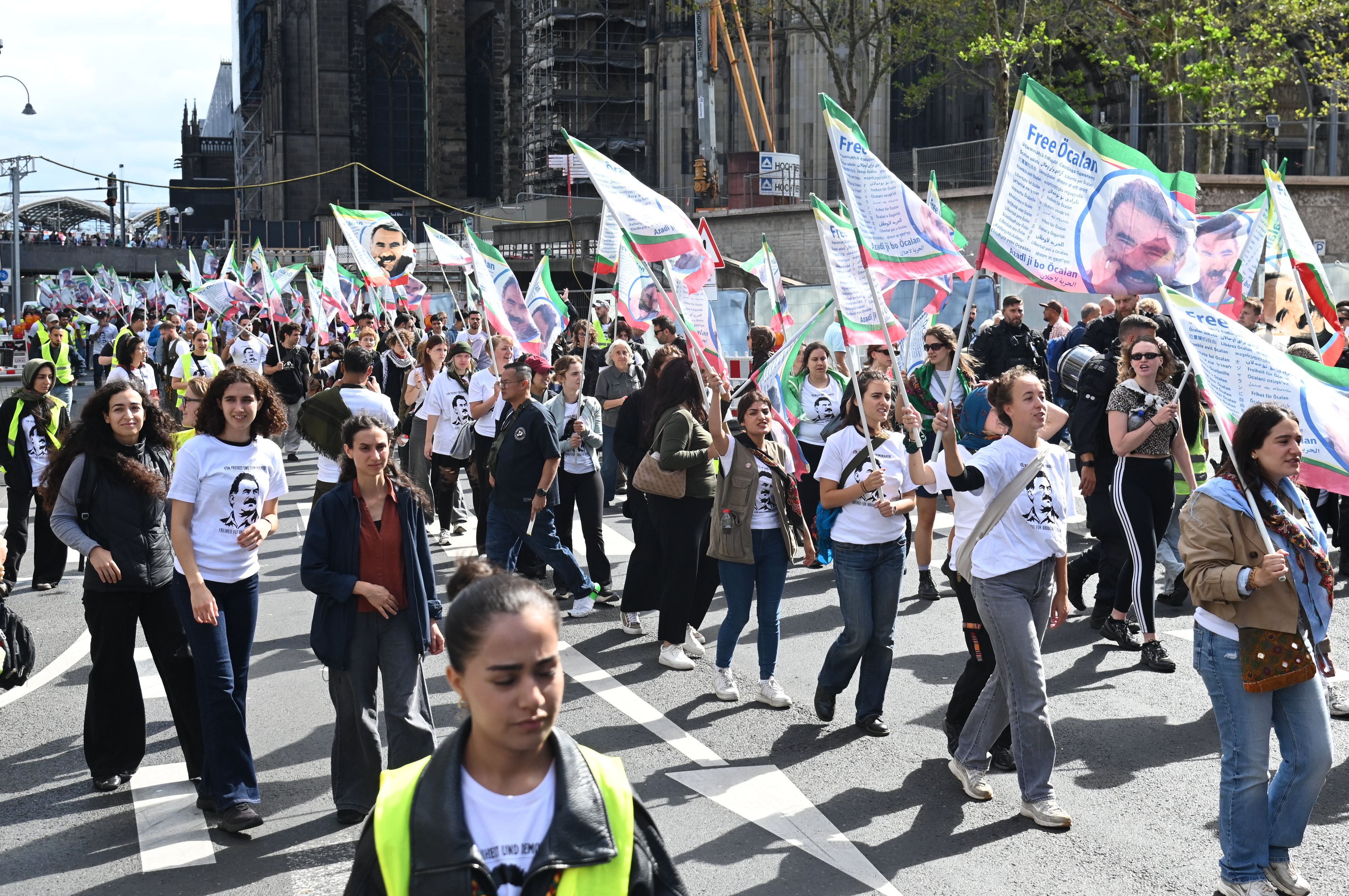 Die Demo „Marsch für Freiheit und Demokratie“ zieht durch die Innenstadt.