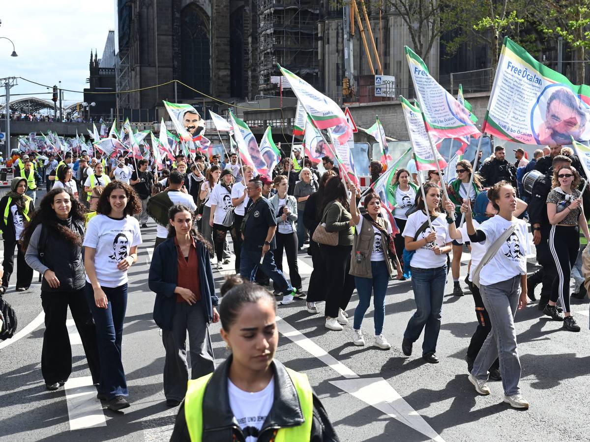 Die Demo „Marsch für Freiheit und Demokratie“ zieht durch die Innenstadt.