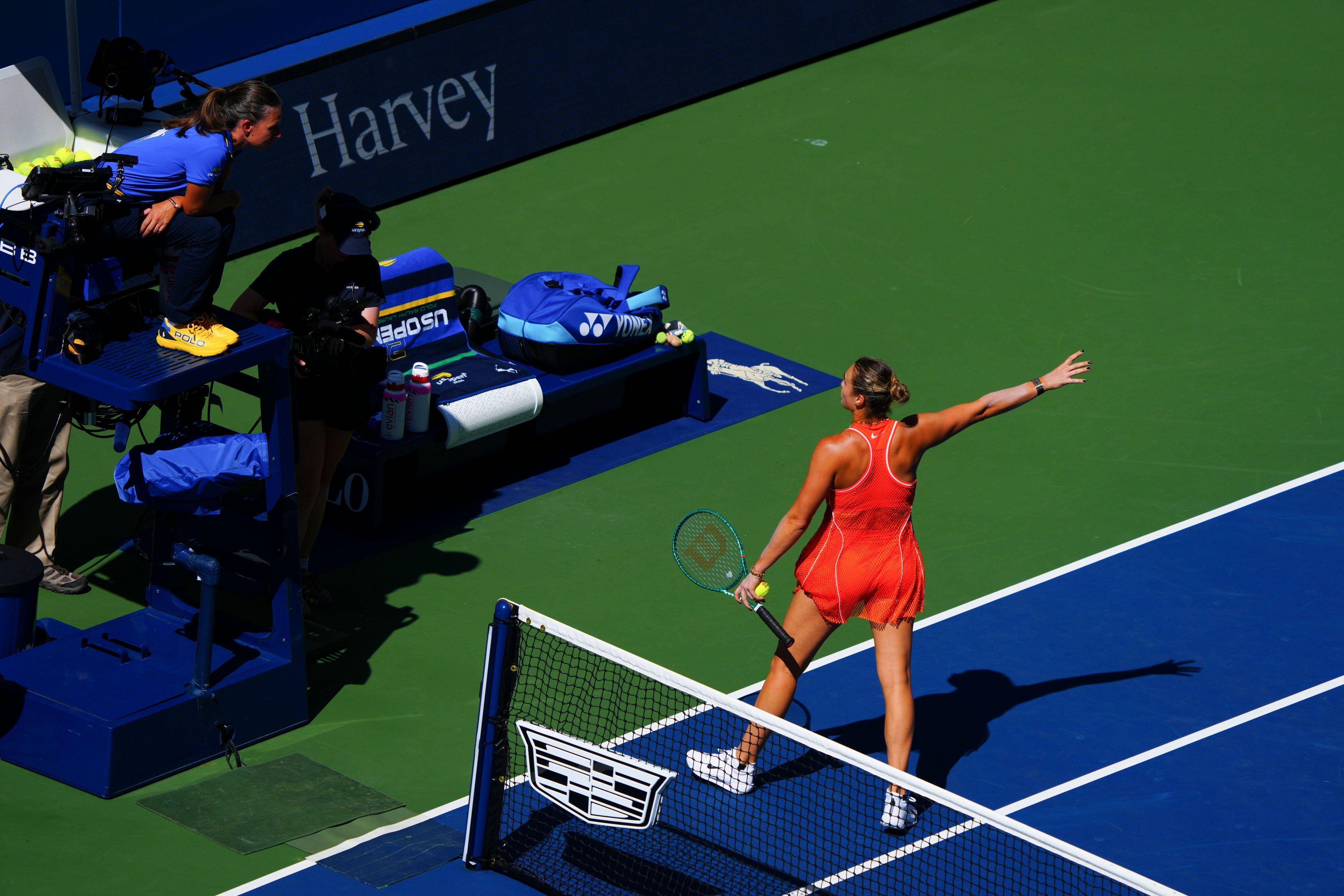 Aryna Sabalenka beschwert sich bei der Stuhlschiedsrichterin.