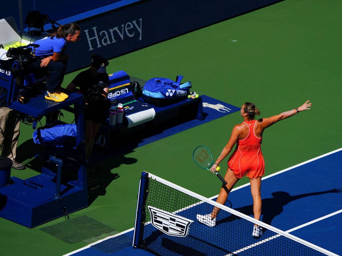 Aryna Sabalenka beschwert sich bei der Stuhlschiedsrichterin.