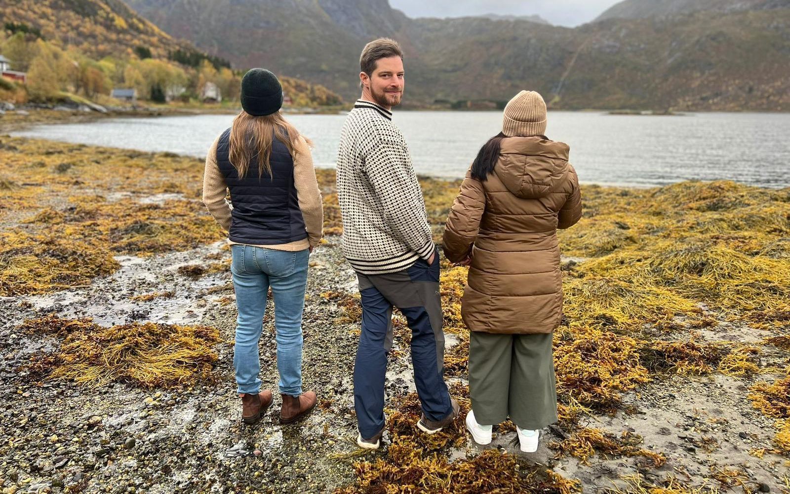 Zwischen zwei Frauen - und das mit voller Absicht: Alex (Mitte) hofft, bei „Auswanderer sucht Liebe“ (VOX) eine deutsche Partnerin zu finden, die mit ihm in Norwegen lebt. (Bild: RTL)