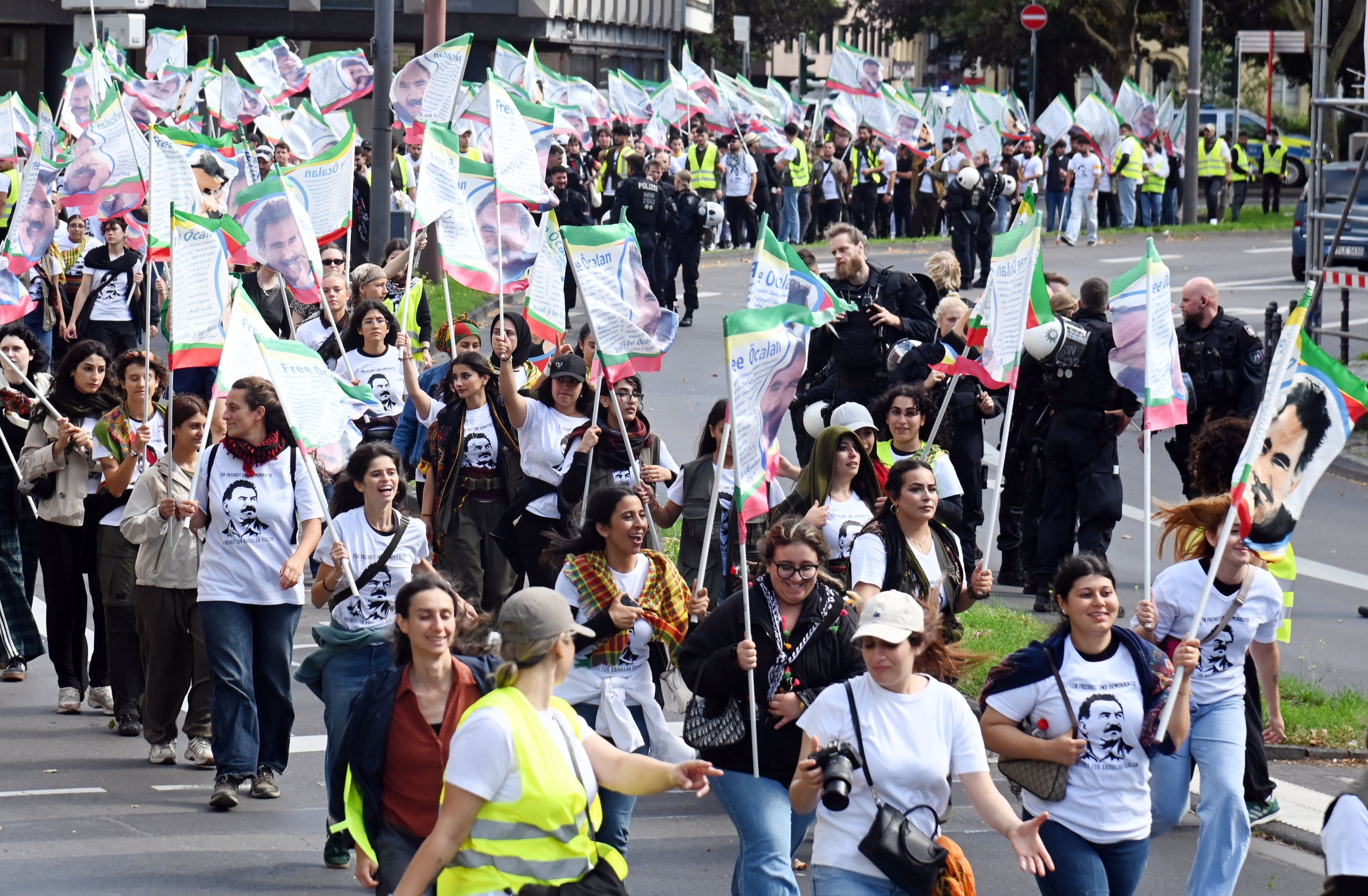Eine Schlange von Demonstranten sind unterwegs.