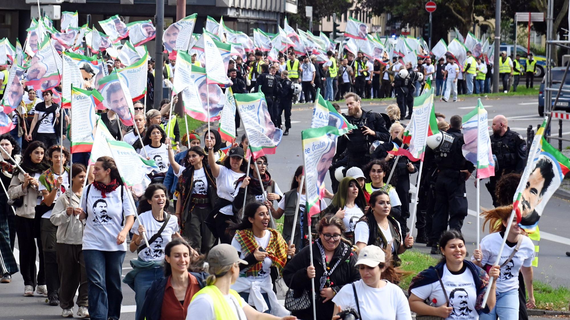 Eine Schlange von Demonstranten sind unterwegs.