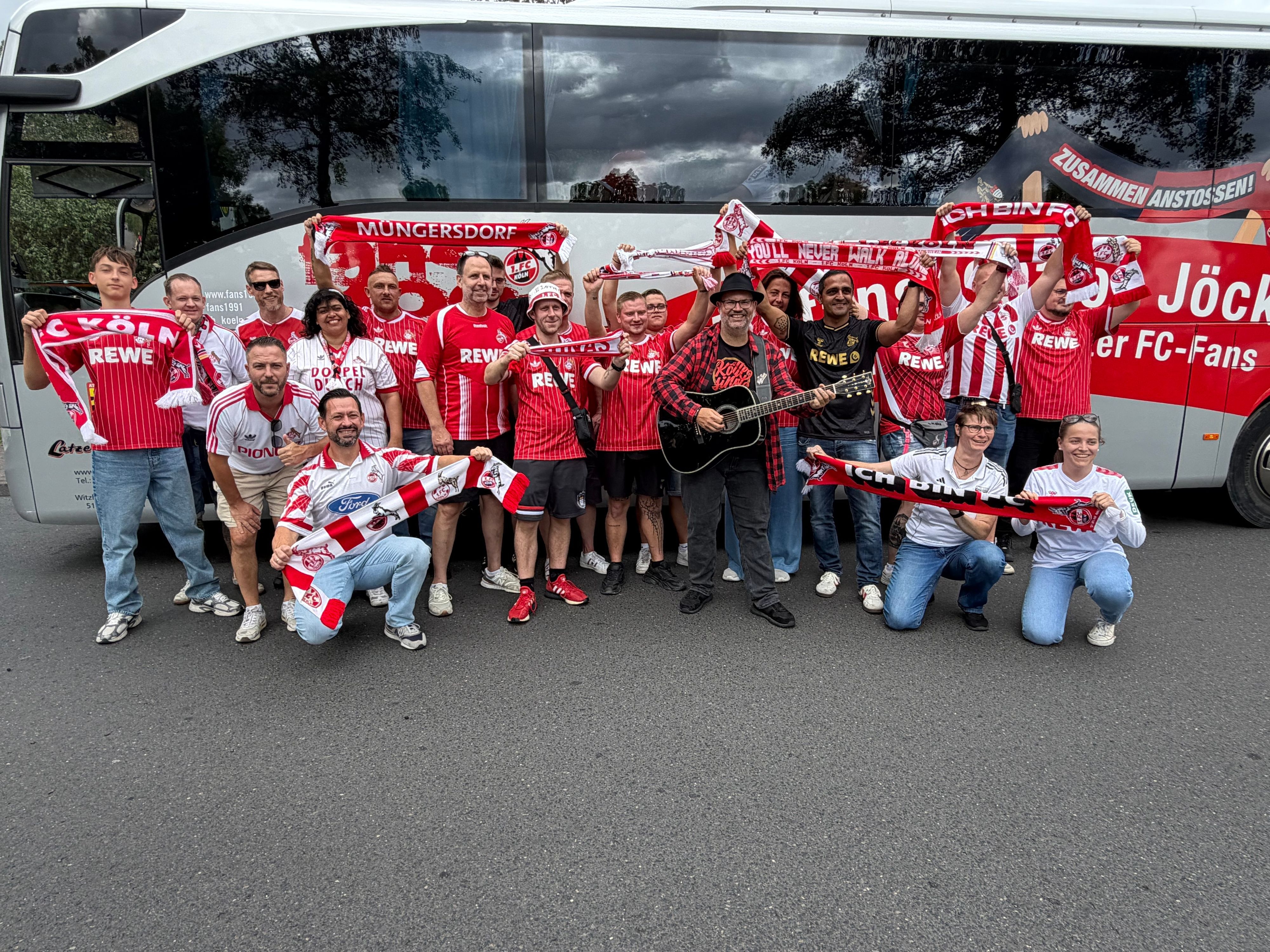 Björn Heuser hat FC-Fans mit einem Ständchen auf die Reise geschickt.