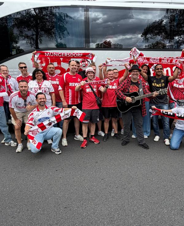 Björn Heuser hat FC-Fans mit einem Ständchen auf die Reise geschickt.
