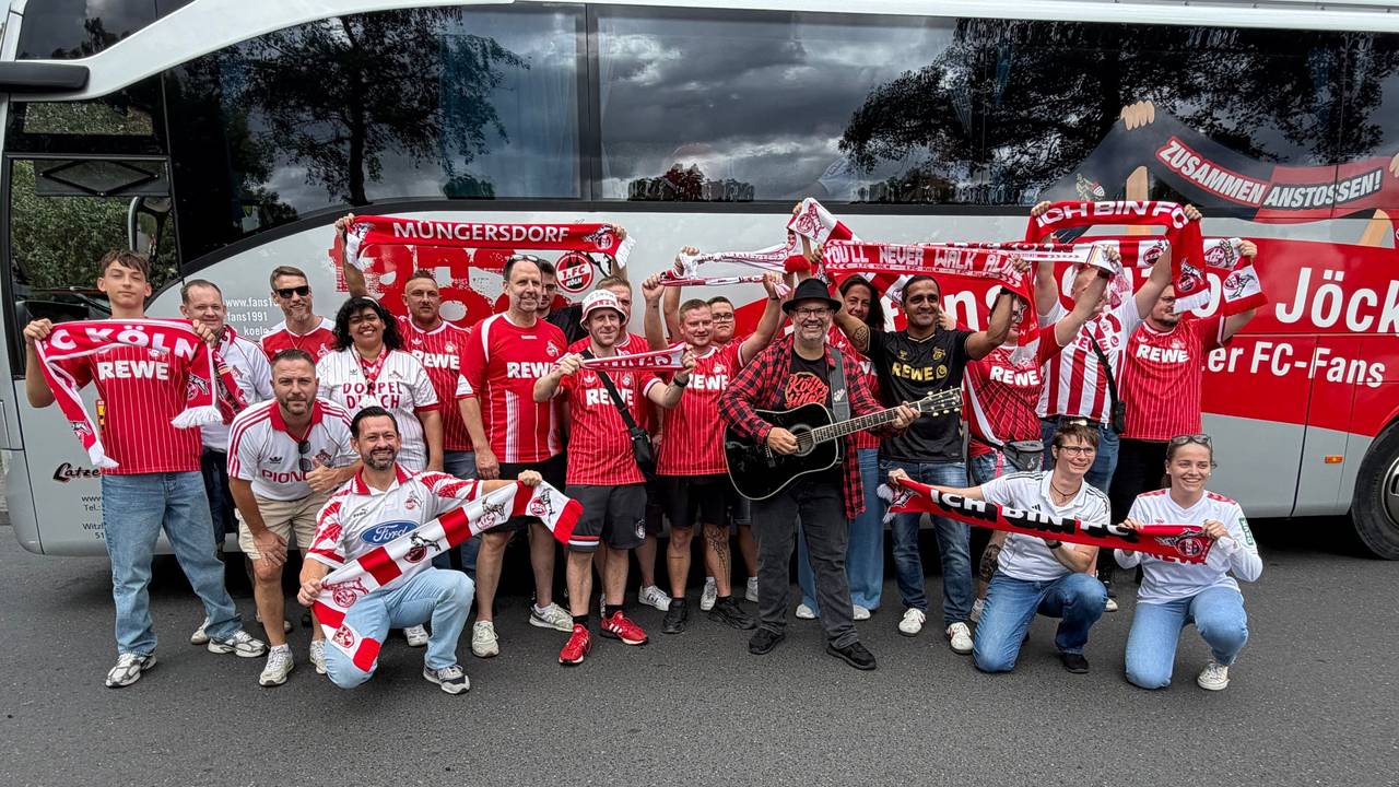 Björn Heuser hat FC-Fans mit einem Ständchen auf die Reise geschickt.