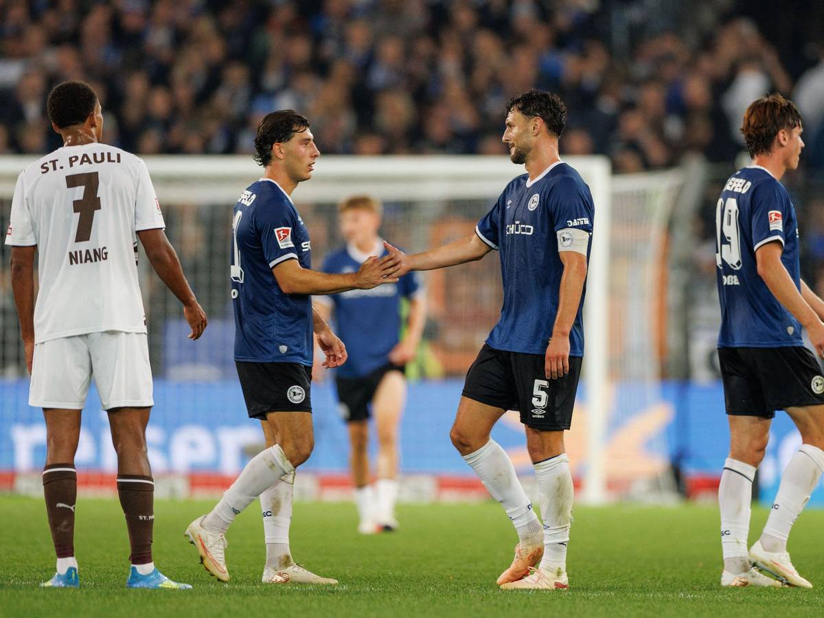 Youssoupha Niang (FC St. Pauli, l-r), Stefano Russo (Arminia Bielefeld), Maximilian Bauer (Arminia Bielefeld) und Maximilian Großer (Arminia Bielefeld) nach Ende des Spiels.