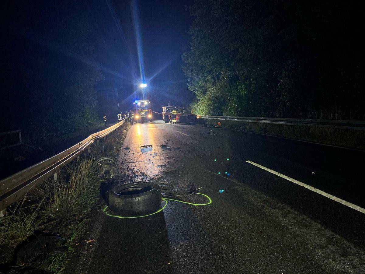 Die ausgeleuchtete Unfallstelle in Dormagen-Horrem.