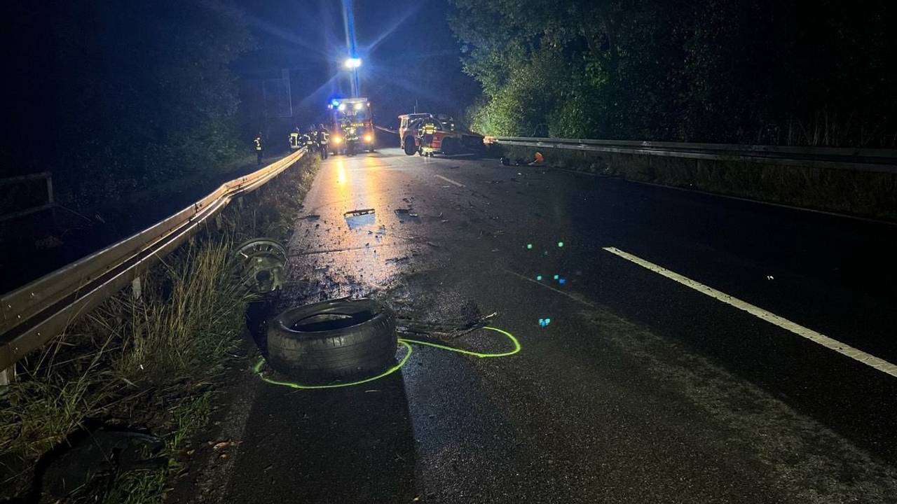 Die ausgeleuchtete Unfallstelle in Dormagen-Horrem.
