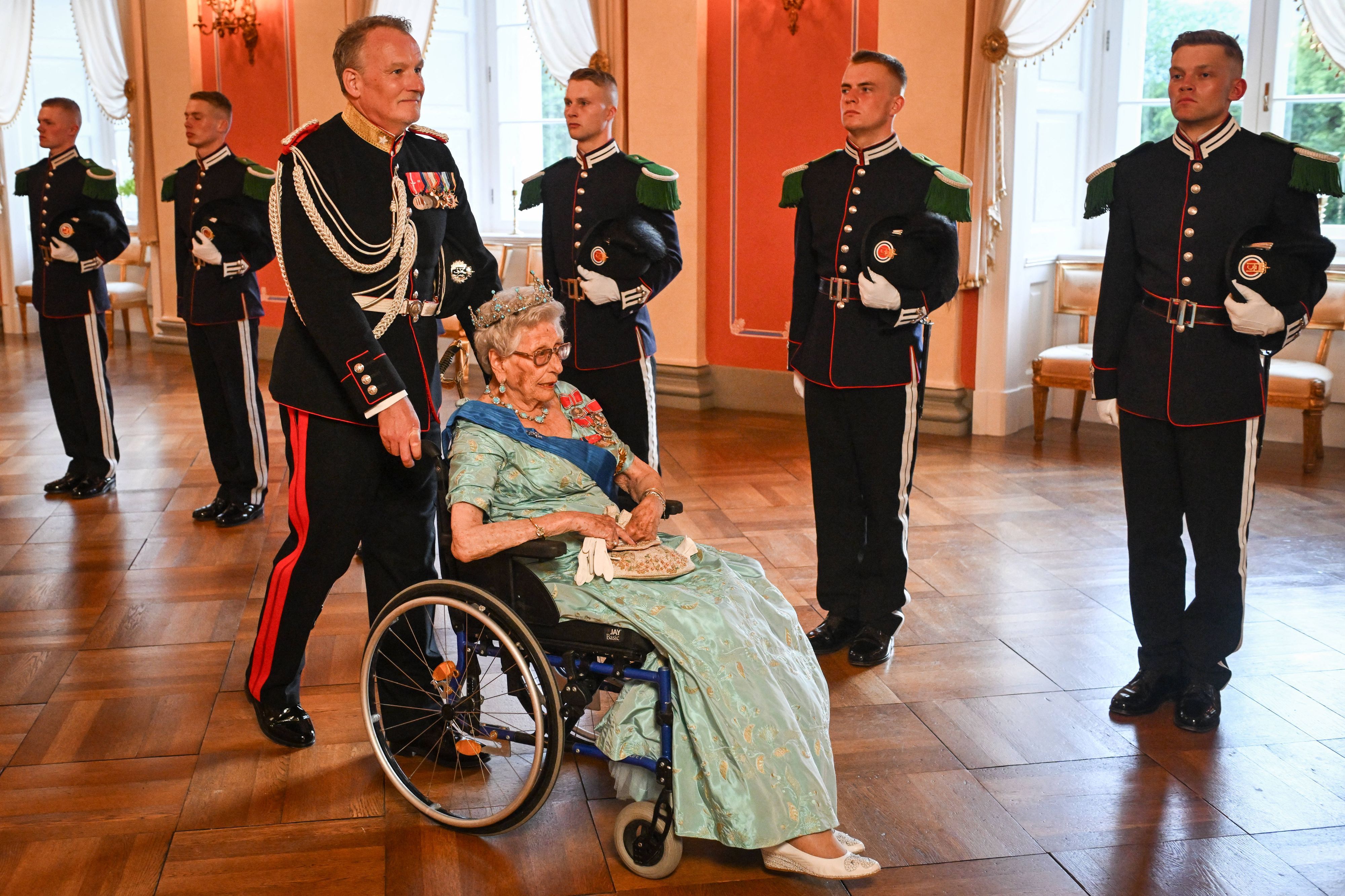 Prinzessin Astrid von Norwegen: Nach gesundheitlichen Rückschlägen und Operationen ist die 94-Jährige bei Terminen und längeren Wegen seit einigen Jahren meist auf einen Rollstuhl angewiesen.
