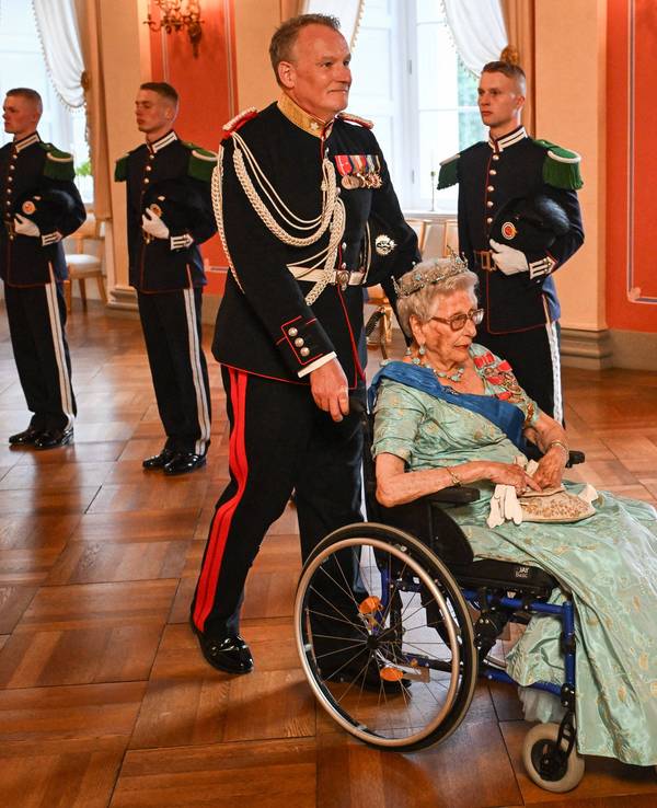 Prinzessin Astrid im Rollstuhl.