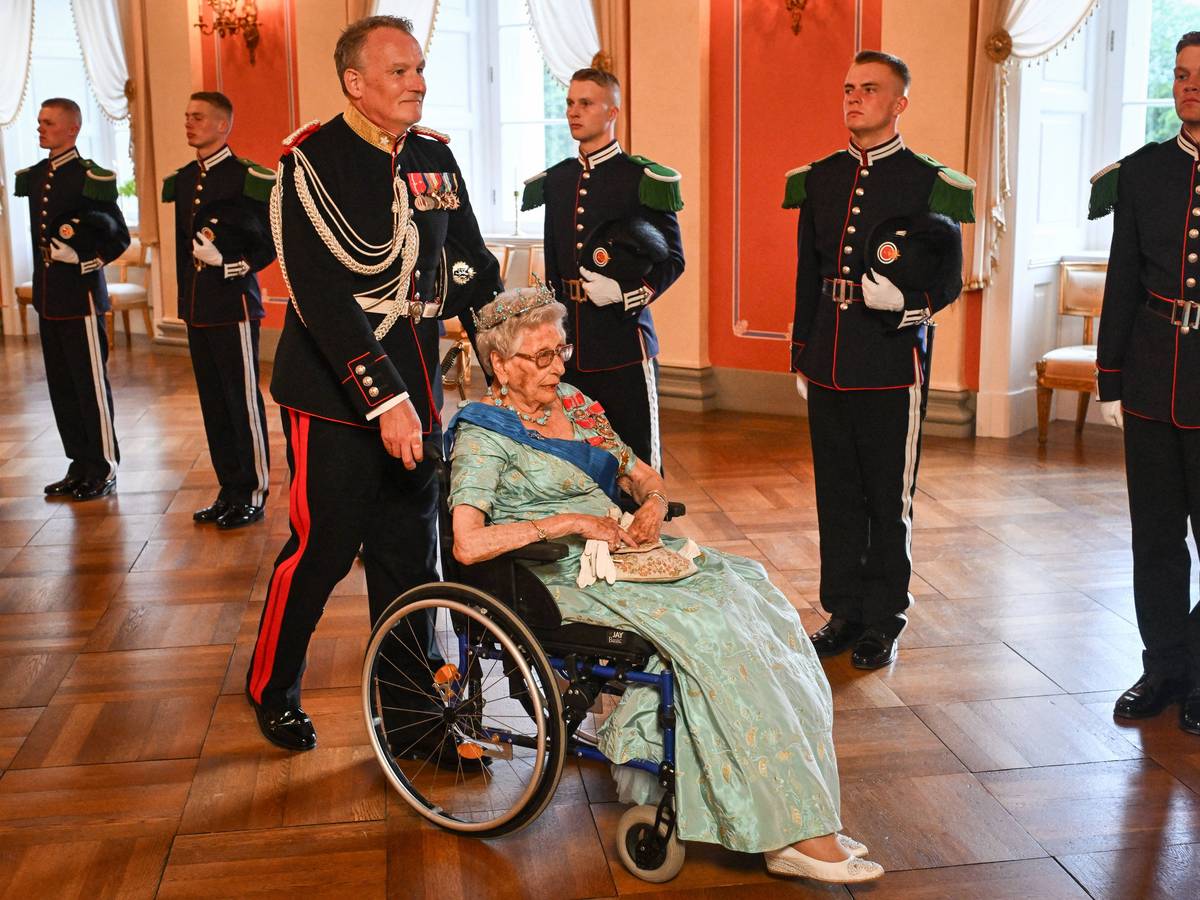 Prinzessin Astrid von Norwegen: Nach gesundheitlichen Rückschlägen und Operationen ist die 94-Jährige bei Terminen und längeren Wegen seit einigen Jahren meist auf einen Rollstuhl angewiesen.