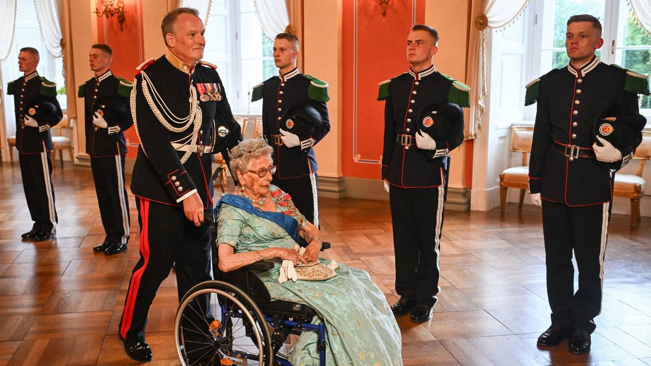 Prinzessin Astrid im Rollstuhl.
