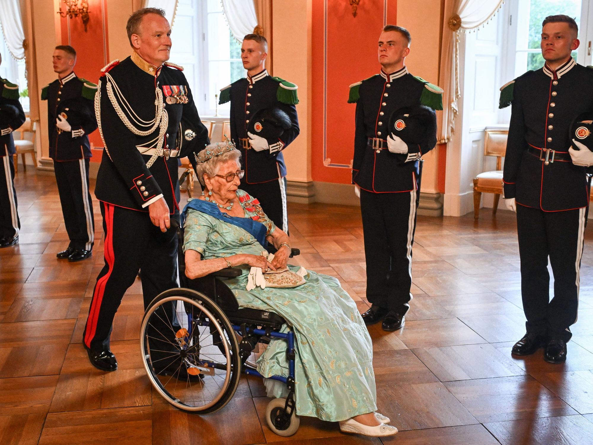 Prinzessin Astrid im Rollstuhl.
