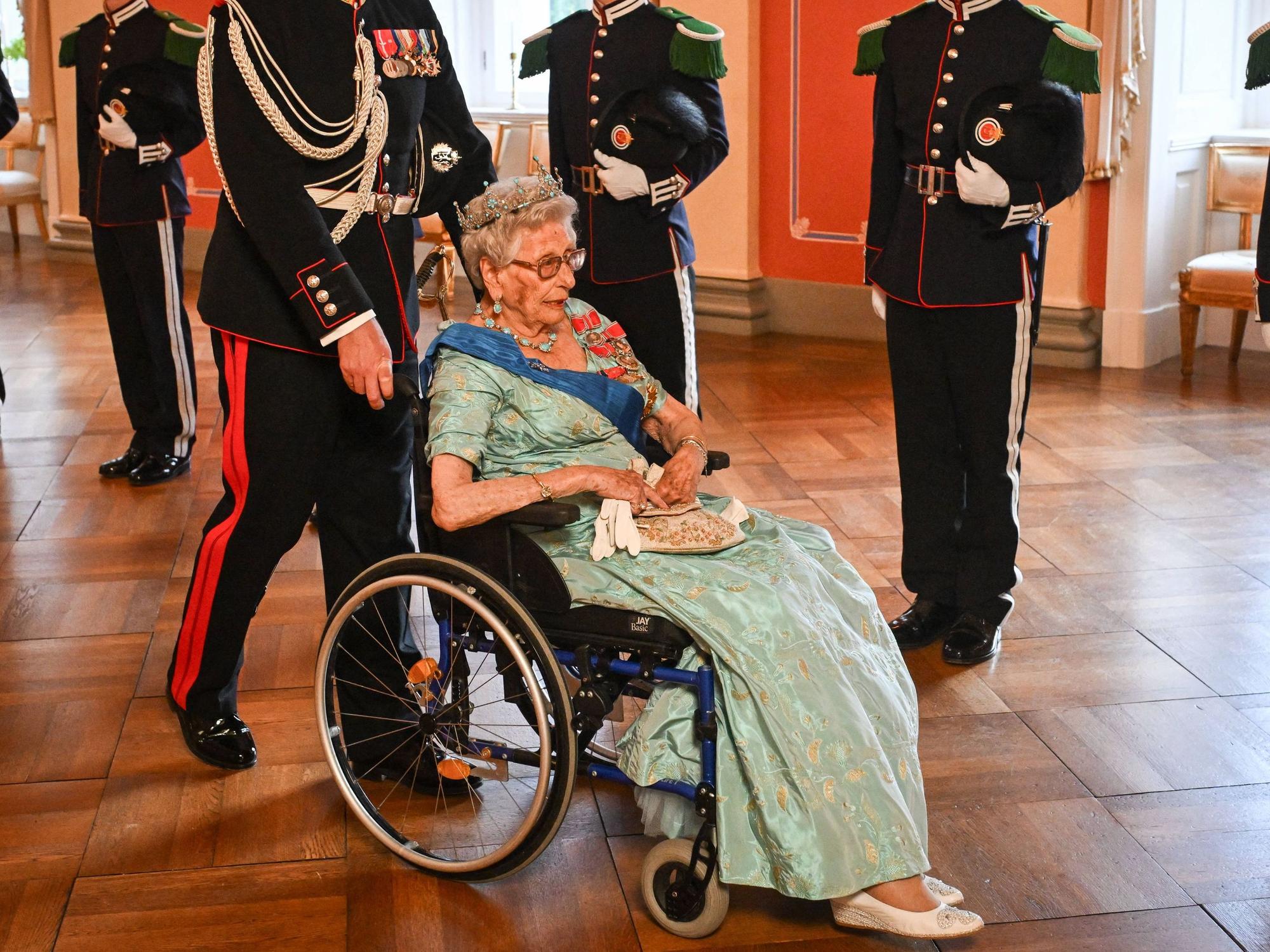 Prinzessin Astrid von Norwegen: Nach gesundheitlichen Rückschlägen und Operationen ist die 94-Jährige bei Terminen und längeren Wegen seit einigen Jahren meist auf einen Rollstuhl angewiesen.