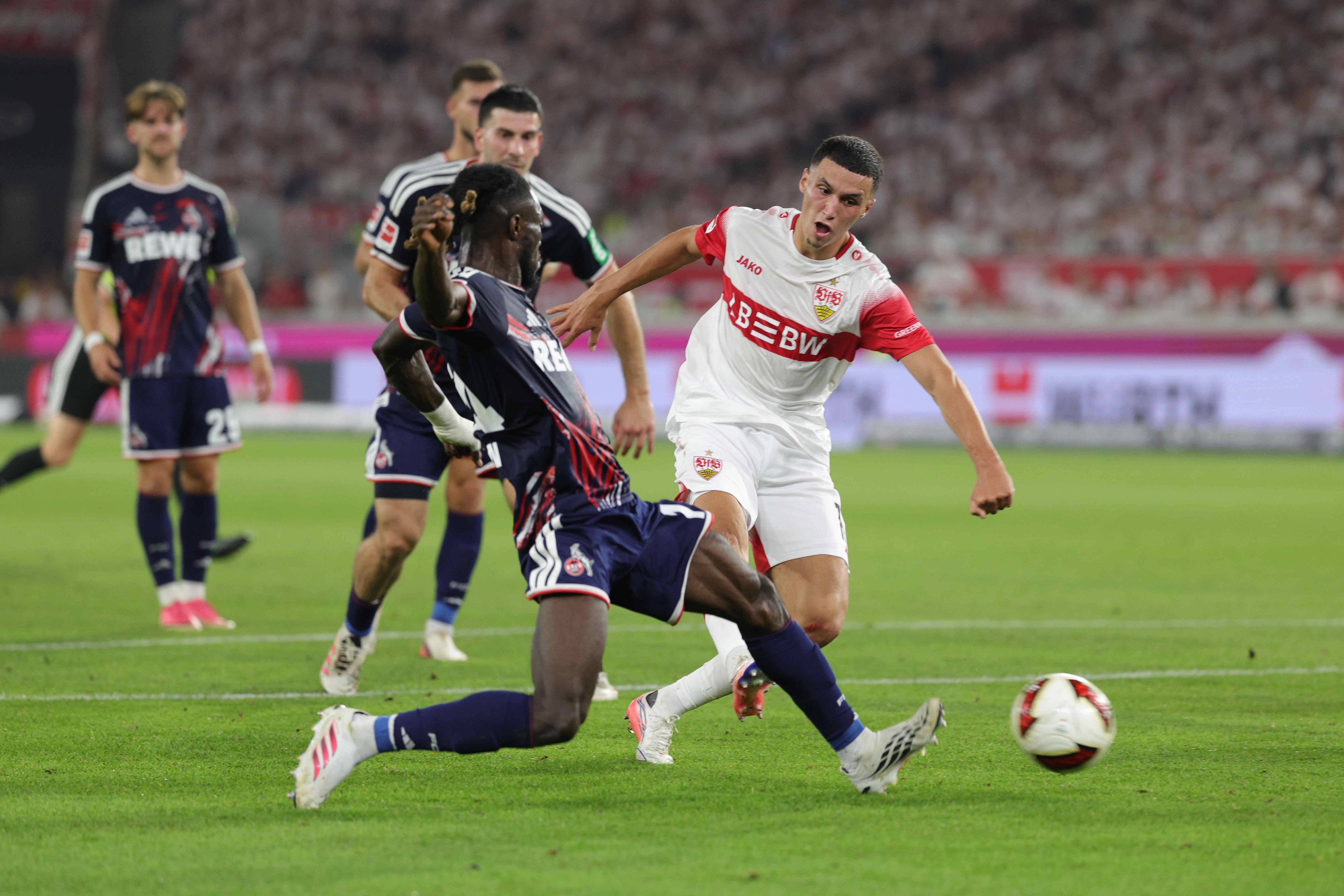 Bilal El Khannouss (VfB Stuttgart) erzielte nach einem Solo durch die Kölner Abwehr das Tor zum 1:0. Auch Gideon Mensah kam zu spät.
