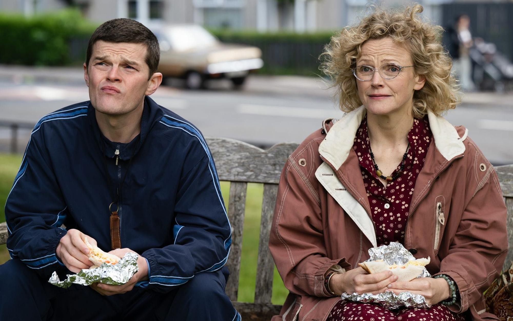 John Davidson (Robert Aramayo) leidet an Tourette, einer Krankheit, die in den 1980-ern und 1990-ern nur wenige kennen. Dottie Achenbach (Maxine Peake) ist eine der wenigen Menschen, die ihm helfen wollen. (Bild: Leonine/Wild Bunch Germany/Graeme Hunter)