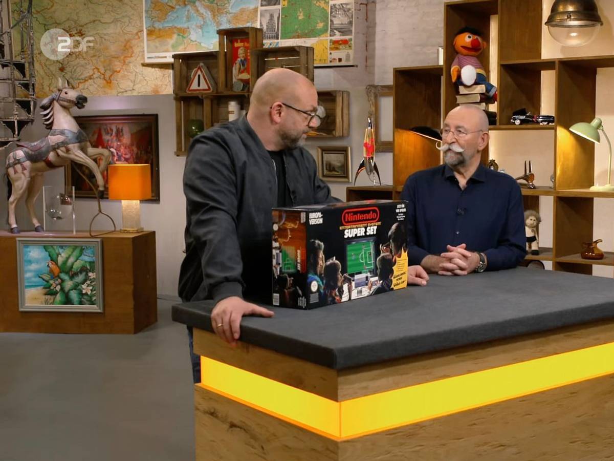 „Was ist das?“, fragte Horst Lichter (rechts) in der Freitagsausgabe der ZDF-Trödelshow „Bares für Rares“ etwas irritiert über das Nintendo Entertainment System in OVP. (Bild: ZDF)