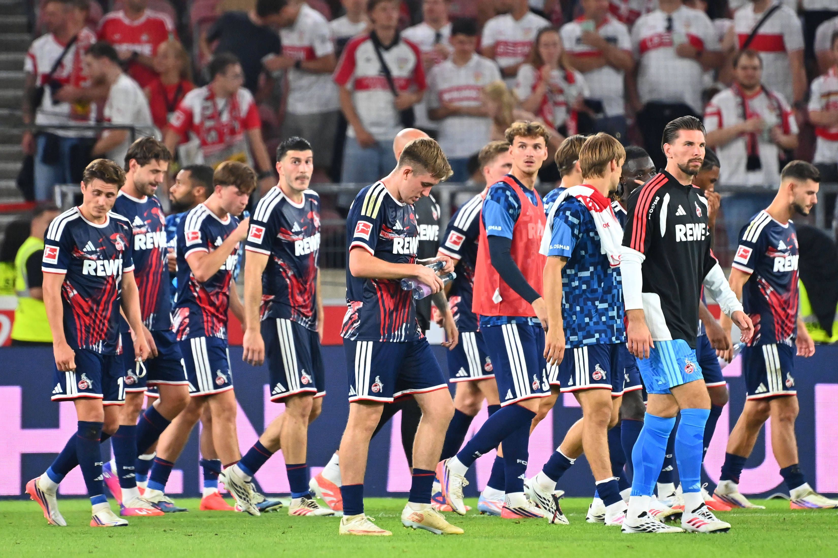 Hängende Köpfe bei den Spielern des 1. FC Köln.