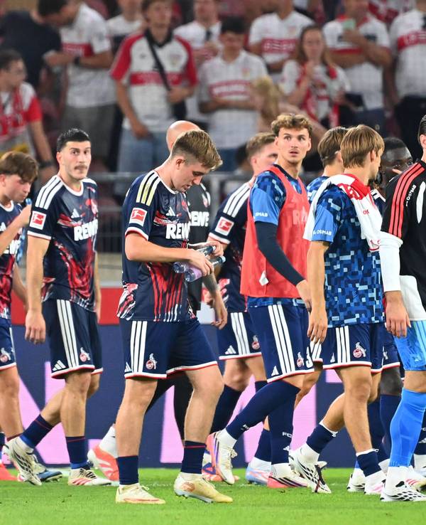 Hängende Köpfe bei den Spielern des 1. FC Köln.