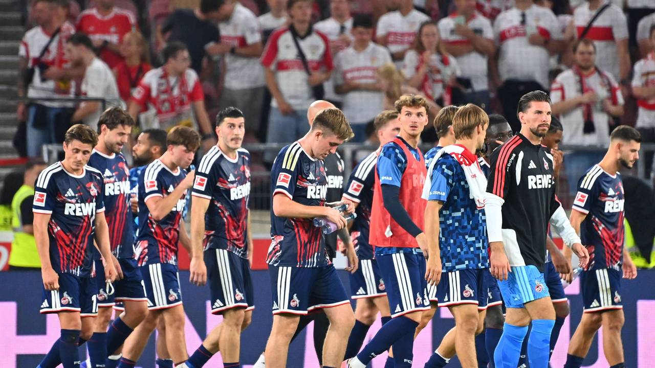 Hängende Köpfe bei den Spielern des 1. FC Köln.