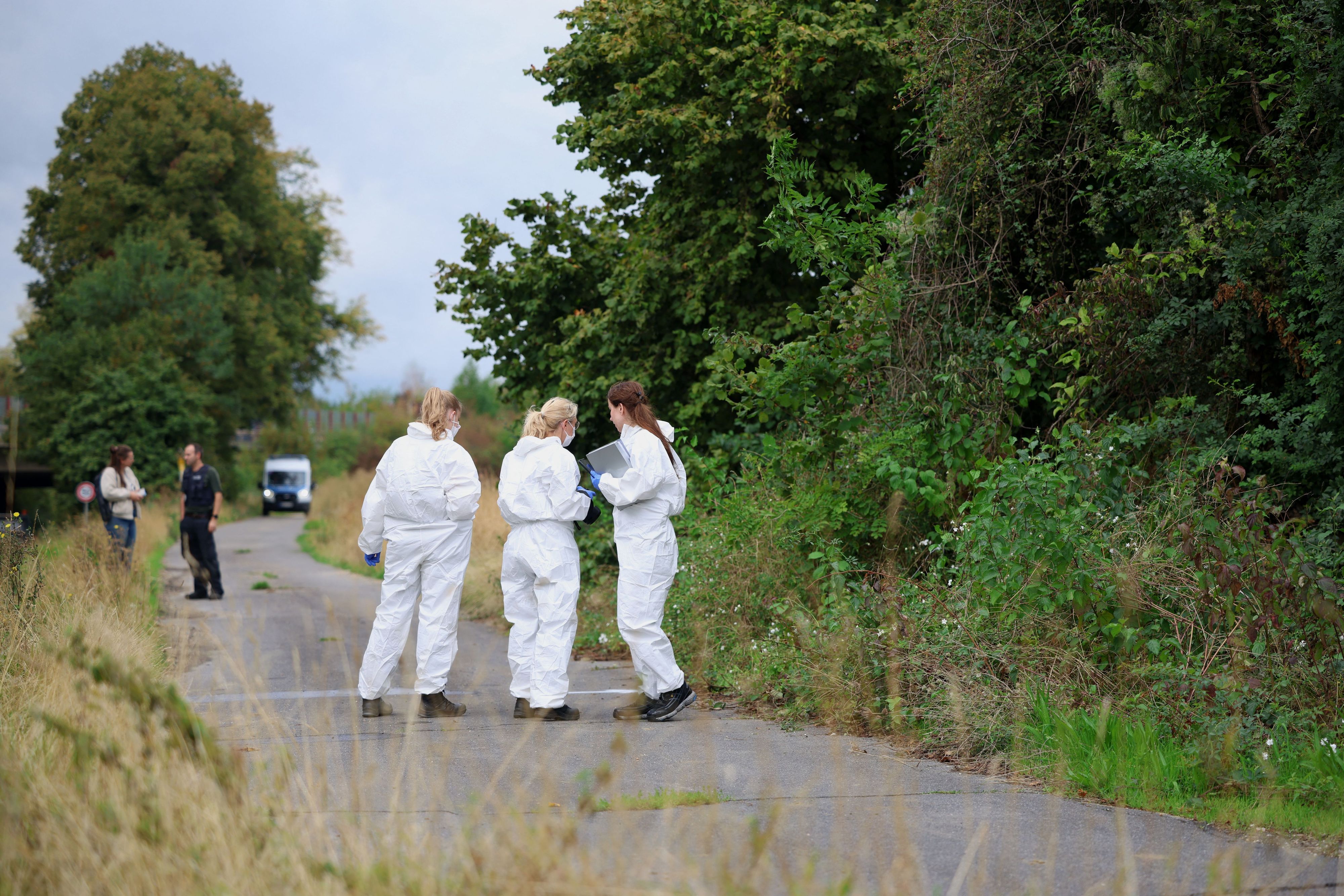 Polizisten suchen das Umfeld eines Umspannwerkes am RWE-Kraftwerk Weisweiler in Eschweiler ab.