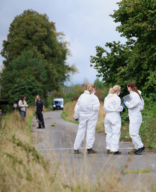 Polizisten suchen das Umfeld eines Umspannwerkes am RWE-Kraftwerk Weisweiler in Eschweiler ab.