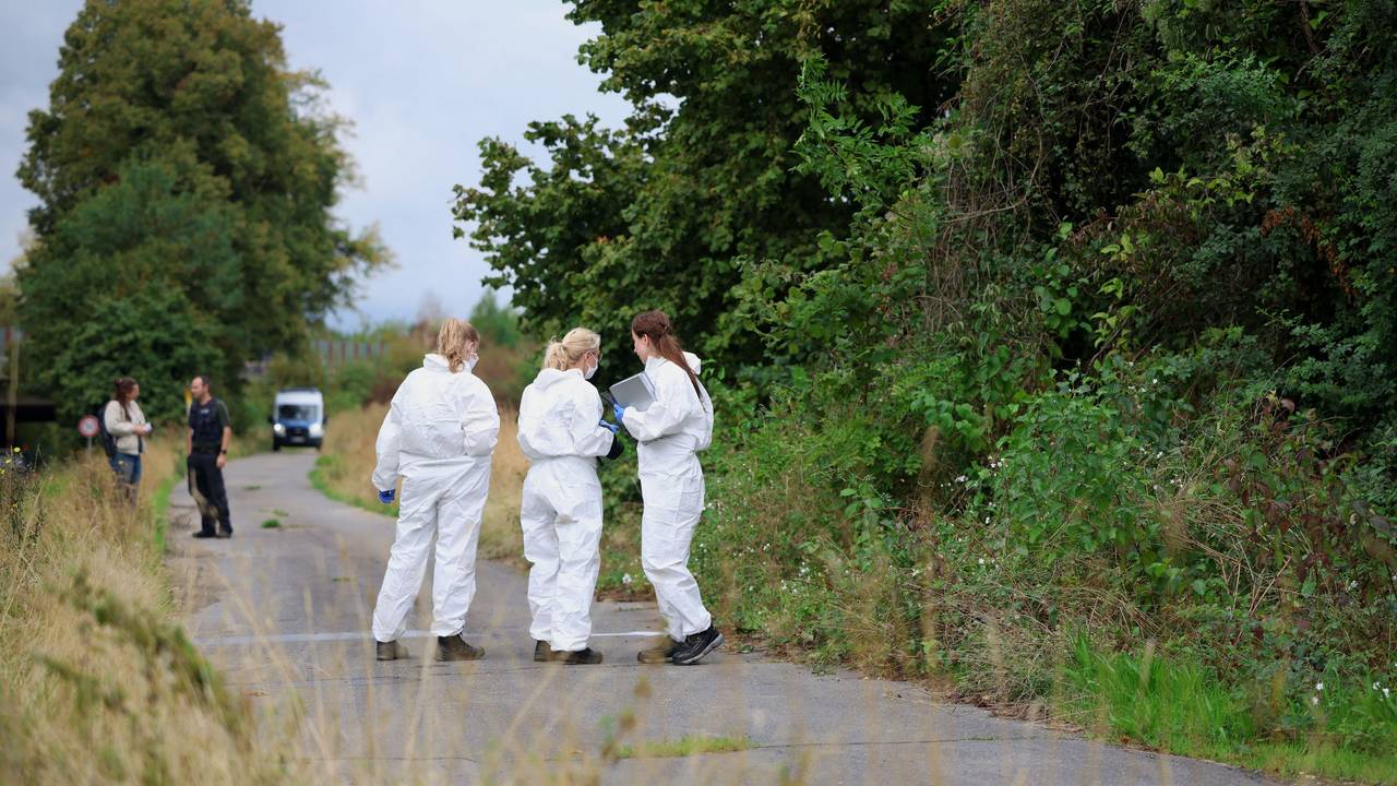 Polizisten suchen das Umfeld eines Umspannwerkes am RWE-Kraftwerk Weisweiler in Eschweiler ab.