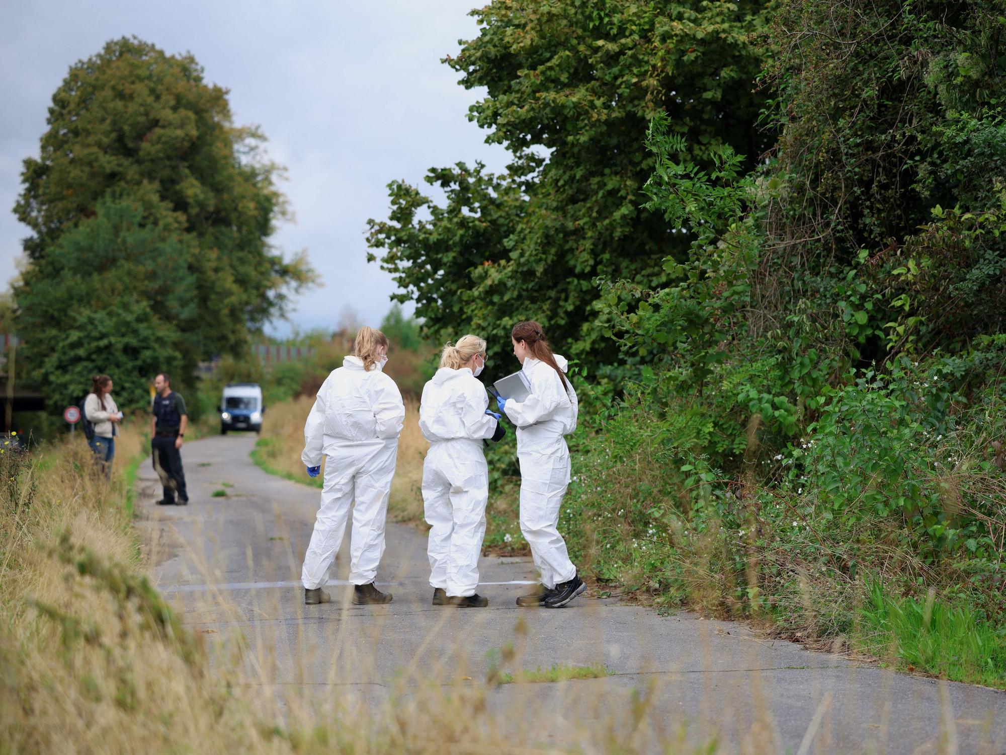 Polizisten suchen das Umfeld eines Umspannwerkes am RWE-Kraftwerk Weisweiler in Eschweiler ab.