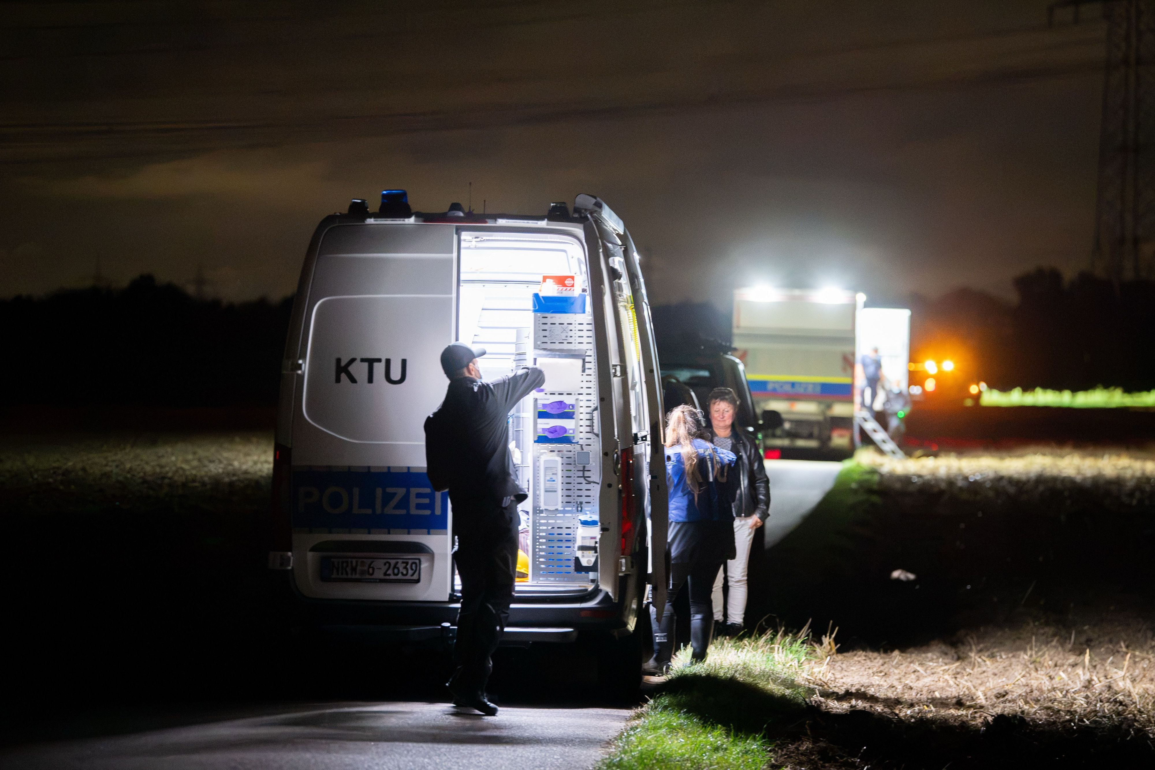 Kriminaltechniker arbeiten am Umspannwerk in Dormagen