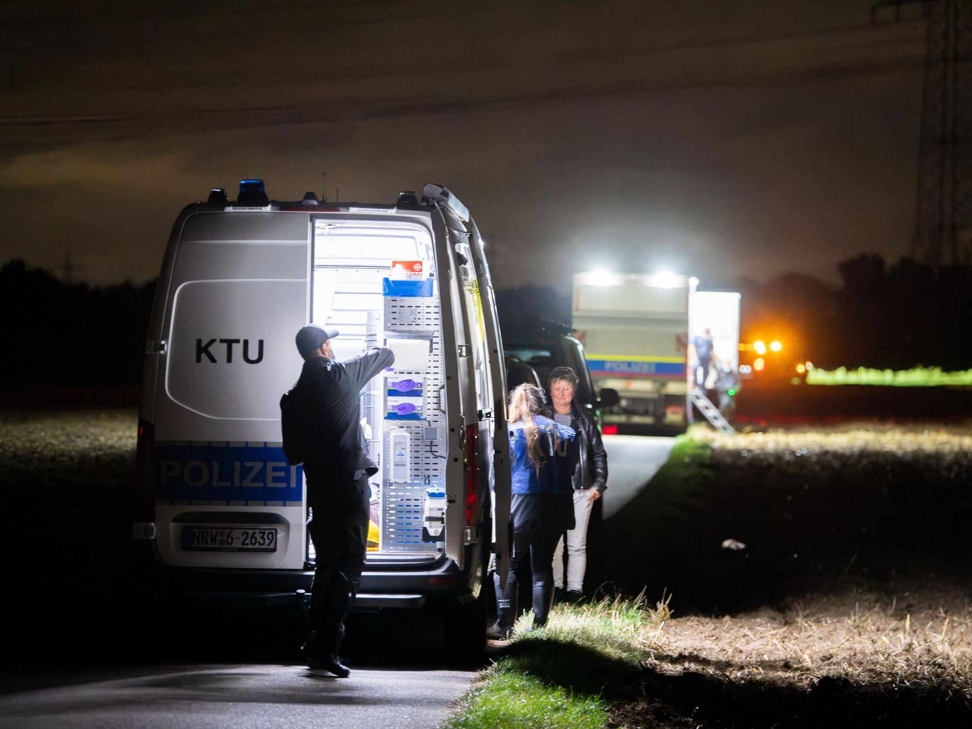 Kriminaltechniker arbeiten am Umspannwerk in Dormagen
