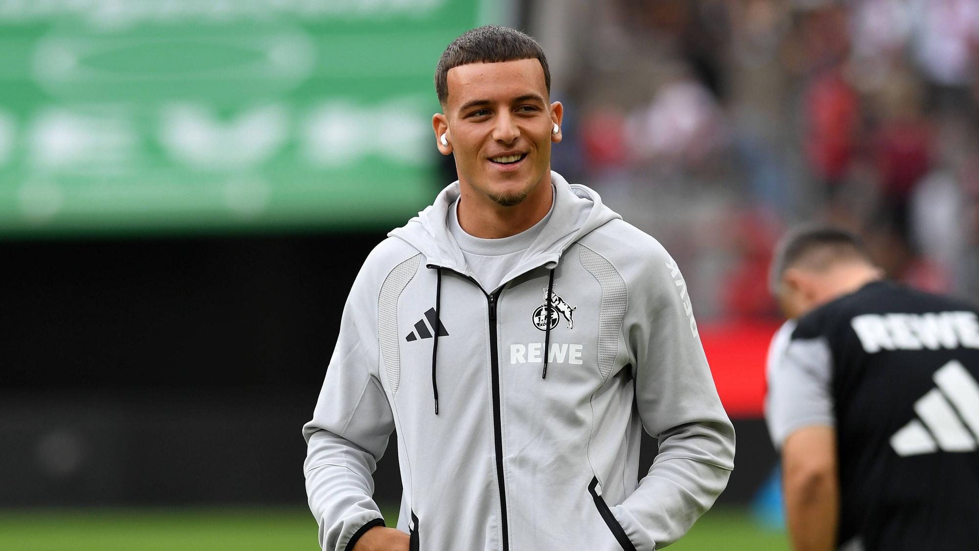 Said El Mala bei der Platzbegehung vor dem Spiel des 1. FC Köln.