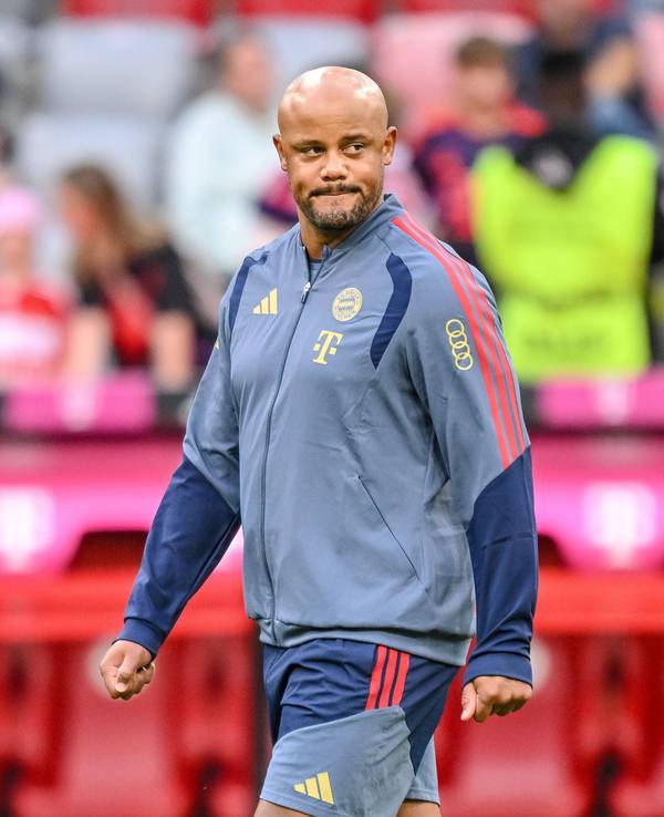 Vincent Kompany in Trainingsjacke mit Sponsorenlogos.