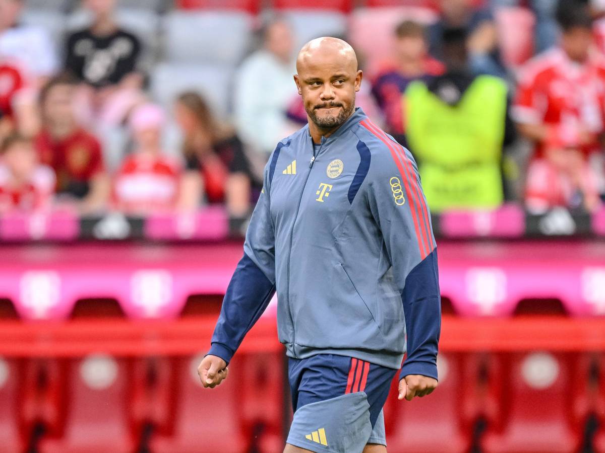 Vincent Kompany in Trainingsjacke mit Sponsorenlogos.