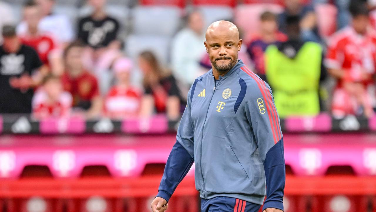 Vincent Kompany in Trainingsjacke mit Sponsorenlogos.