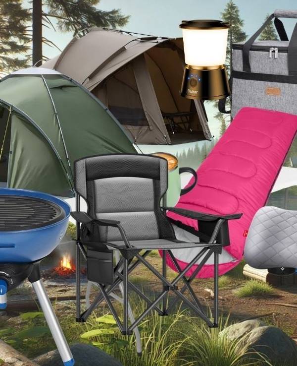 Camping Produkte wie Zelt, Schlafsack, Luftmatratze, Isomatte Grill und mehr vor einem Wald mit See und blauem Himmel.